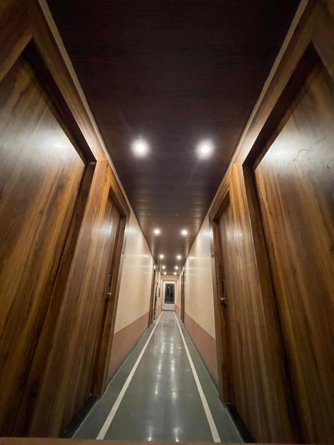 Hotel Vardhan Сілвасса Екстер'єр фото